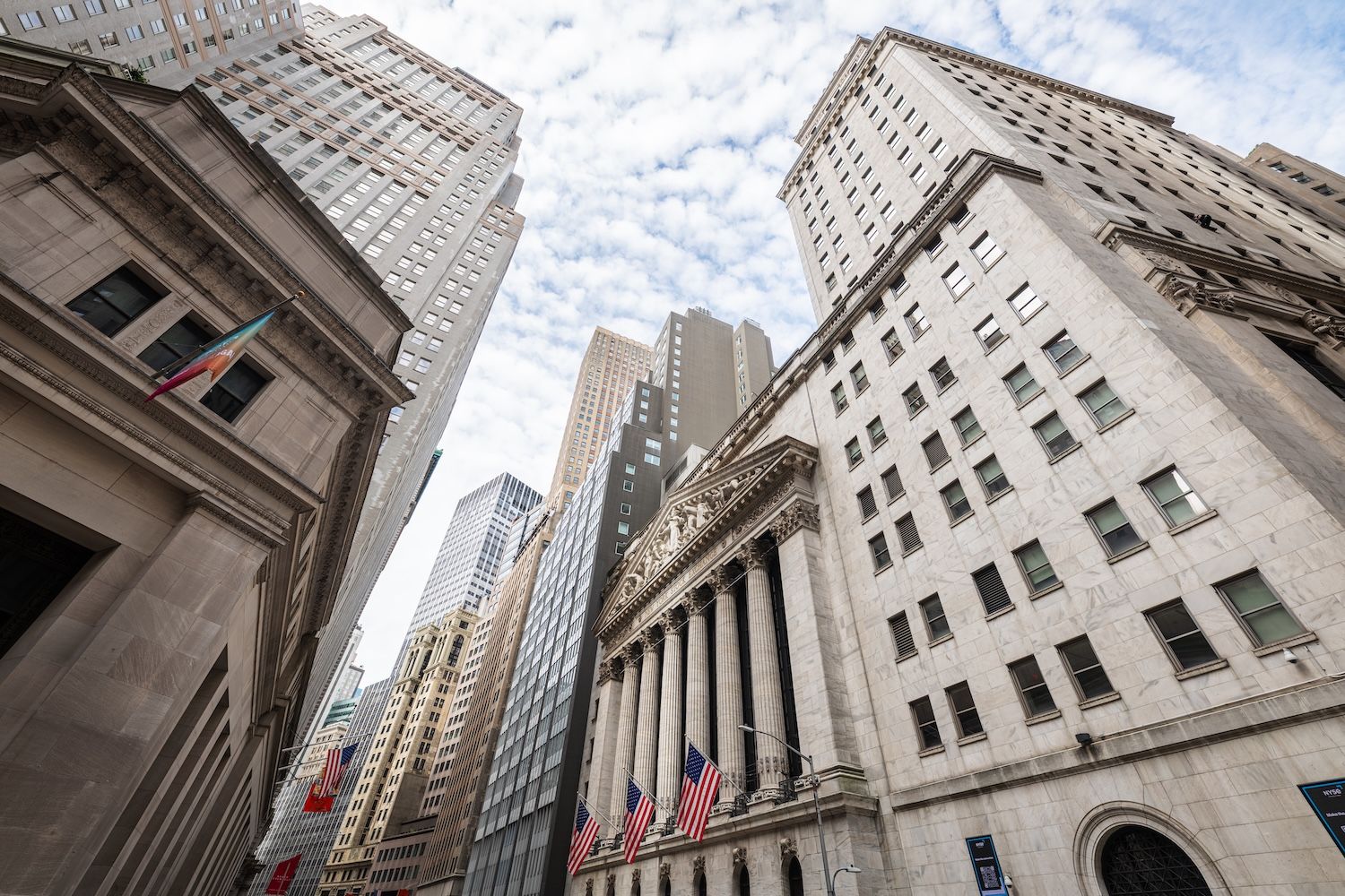 全球央行利率维稳，比特币突破7.4万美元引关注