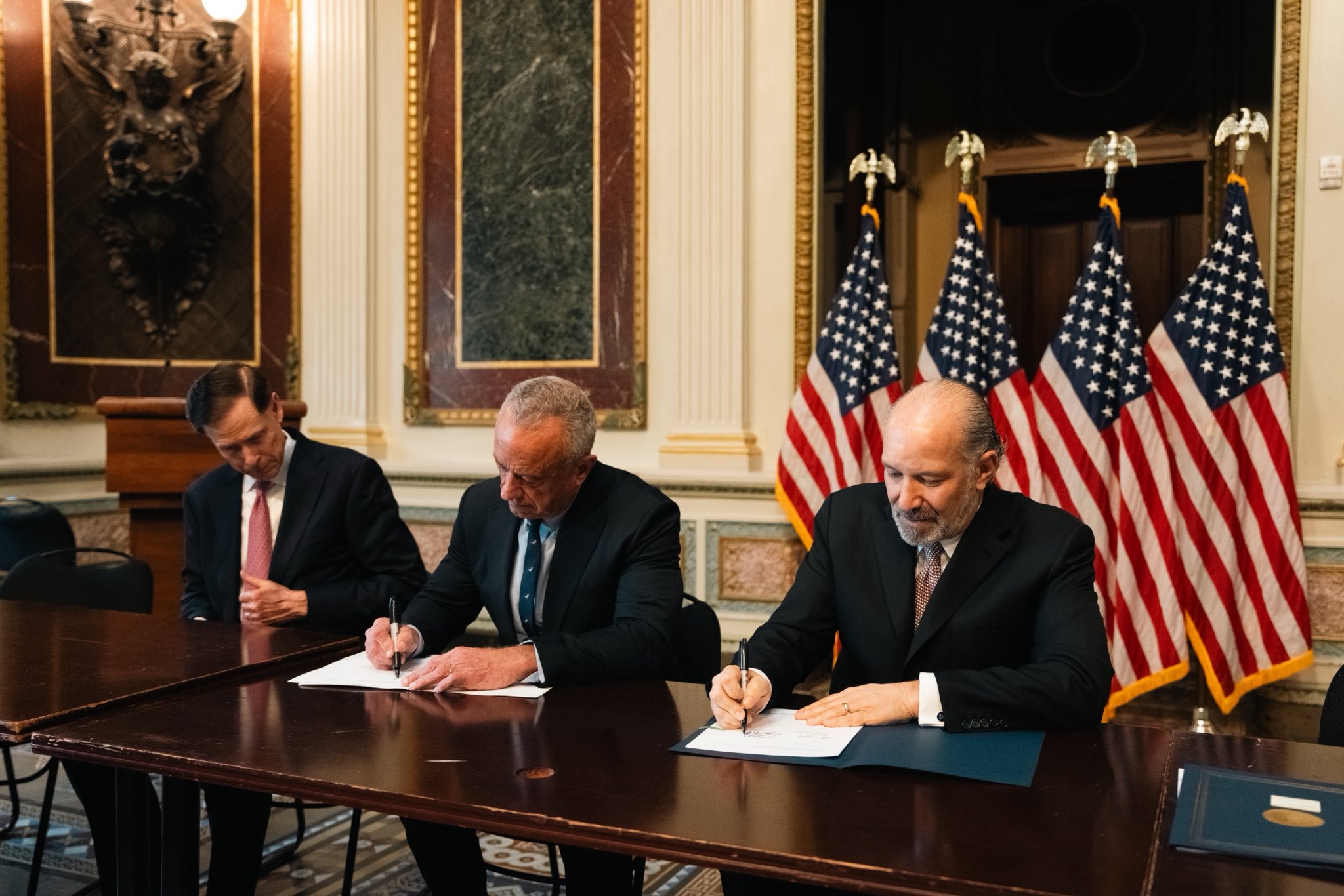 华尔街巨头押注稳定币：政治关联成最大变量