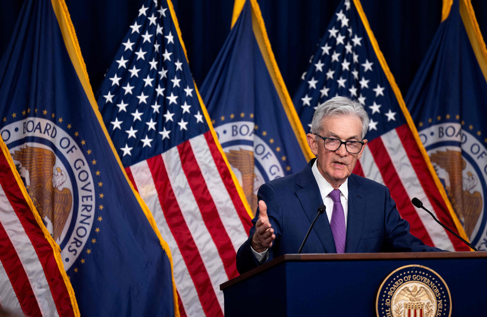 美联储9比3表决降息25基点 市场关注未来政策路径与技术性扩表