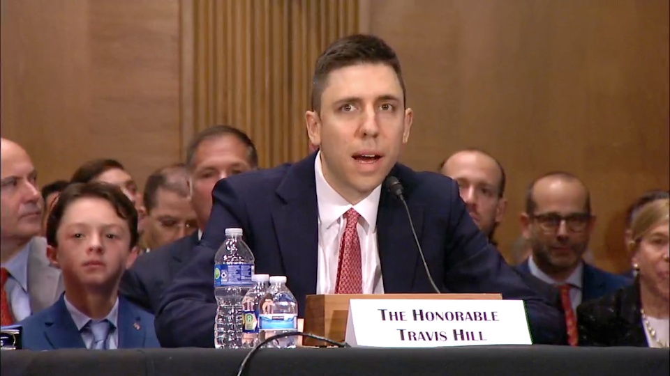 特拉维斯·希尔出席参议院银行委员会听证会