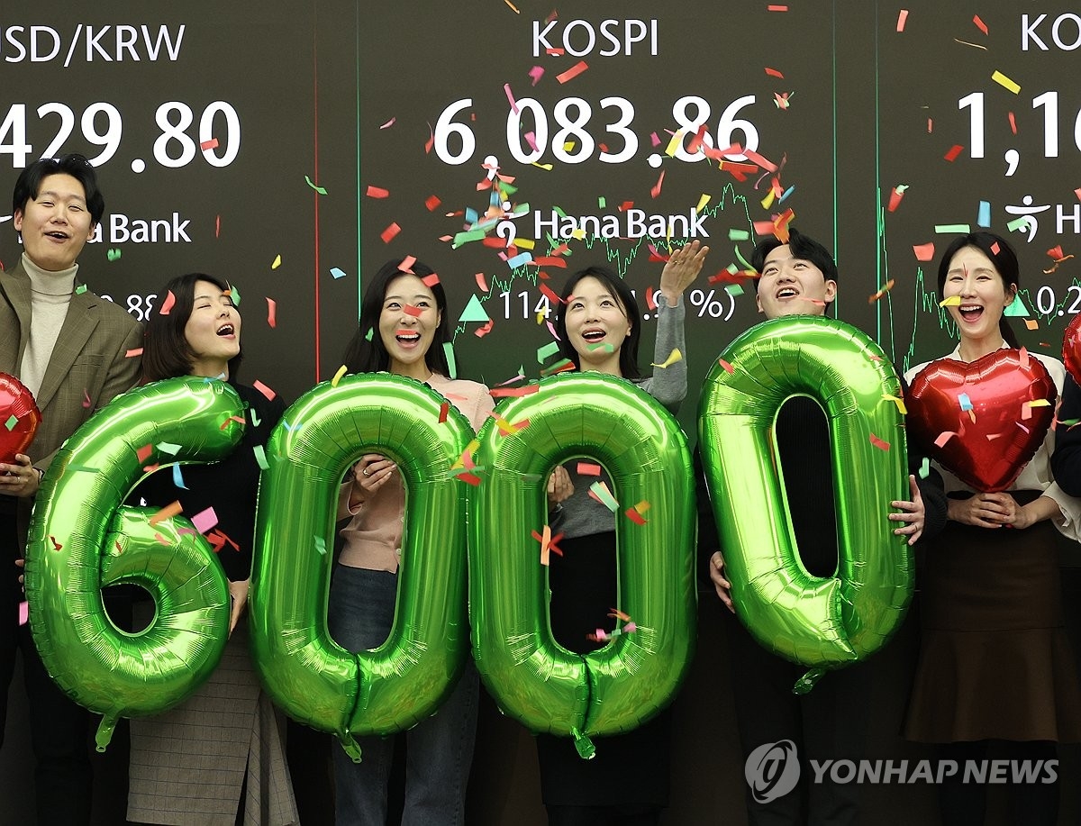 金融控股集团创历史佳绩后，为强化内部纪律播放“警醒教育片”